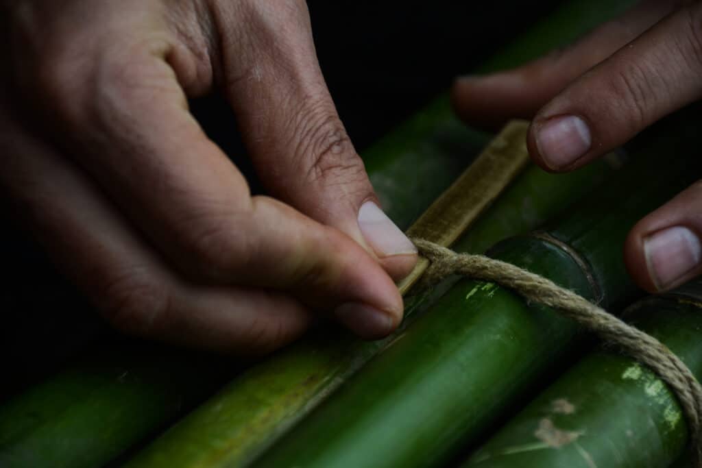 Dettaglio di bambù e nodi artigianali in fase di montaggio