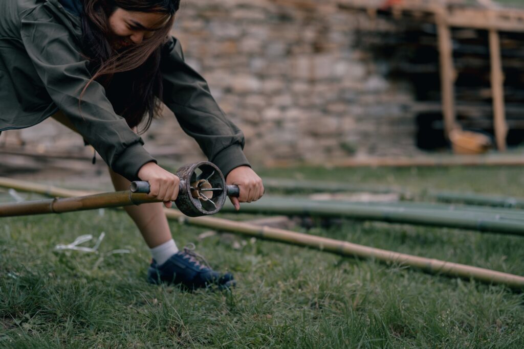 Taglio manuale e artigianale del bambù a listelli con splitter